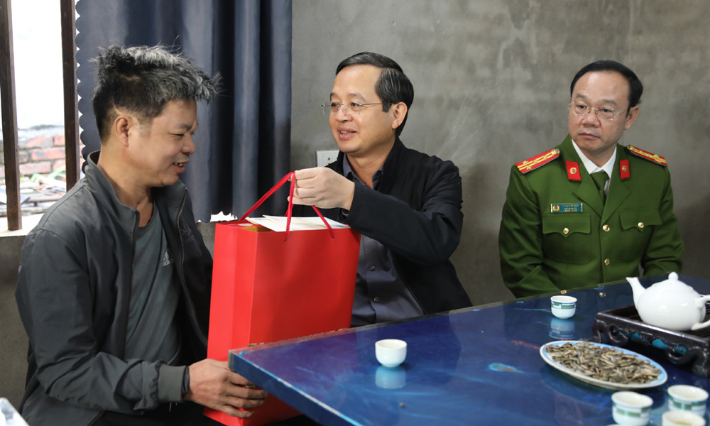 Đồng chí Phạm Hoàng Sơn thăm, tặng quà anh Nguyễn Văn Quyên, ở tổ dân phố Đọ, phường Tân Tiến.