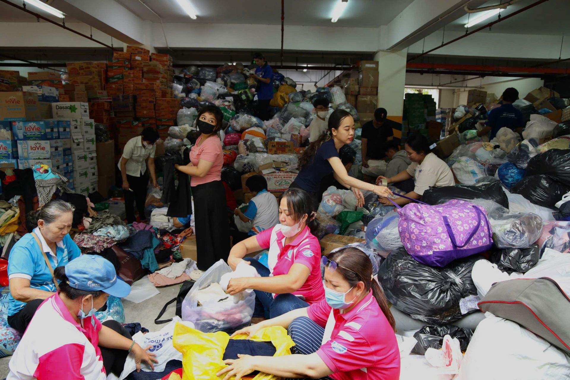 TP. HCM dừng tiếp nhận hàng hóa cứu trợ, tiếp tục vận động ủng hộ qua tài khoản ngân hàng