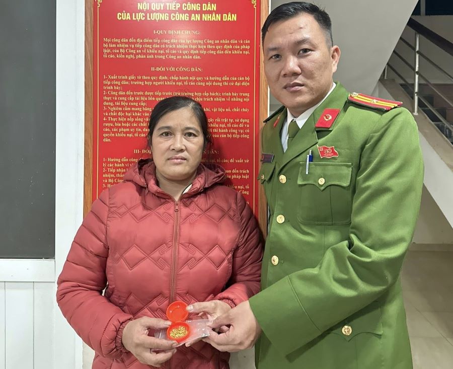 Công an xã Vĩnh Linh trao trả toàn bộ tài sản cho chủ nhân.