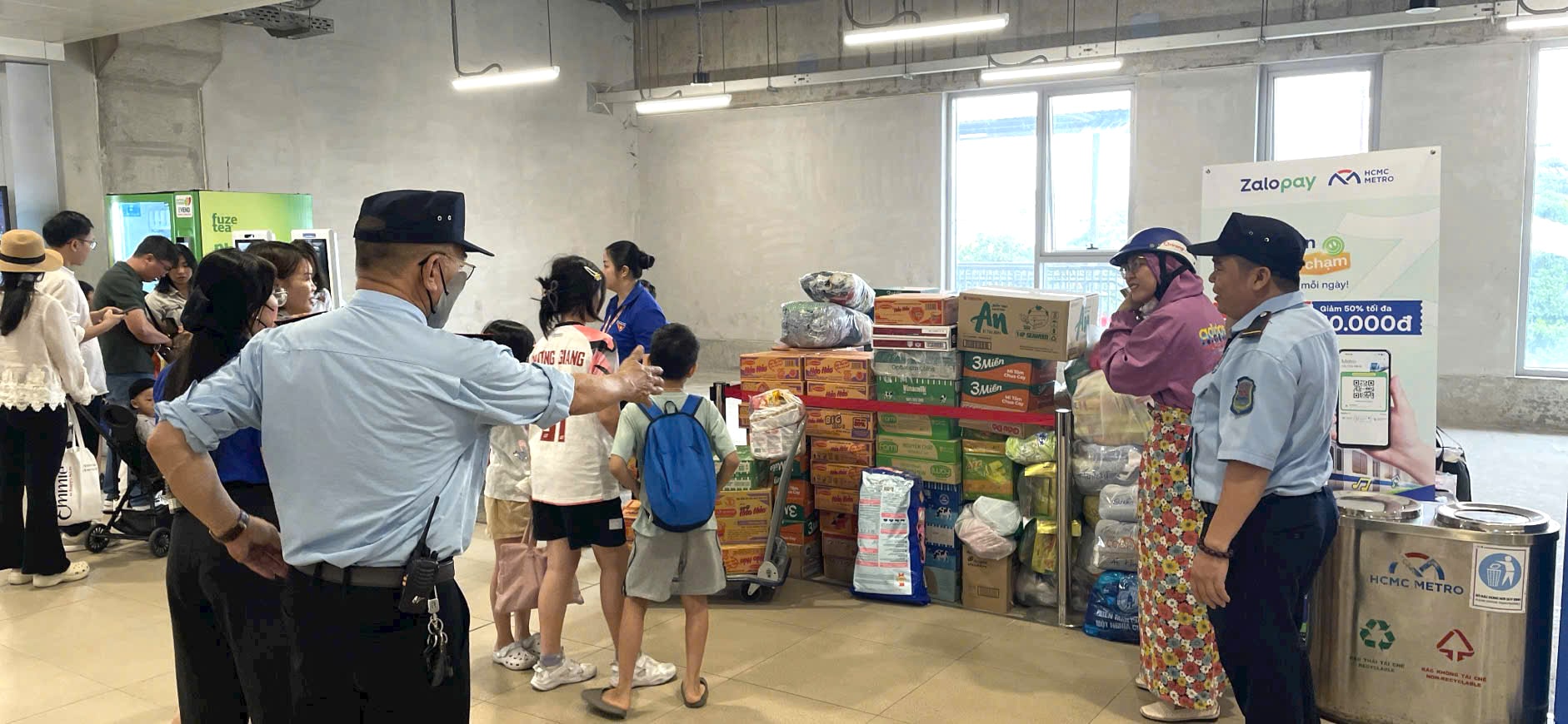 Các nhà ga metro trở thành điểm tiếp nhận hàng hóa cứu trợ đồng bào miền Trung