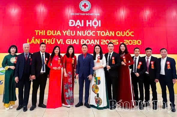 Đo&agrave;n đại biểu tỉnh Ph&uacute; Thọ chụp ảnh lưu niệm tại Đại hội Thi đua y&ecirc;u nước to&agrave;n quốc Hội Chữ thập đỏ Việt Nam lần thứ VI