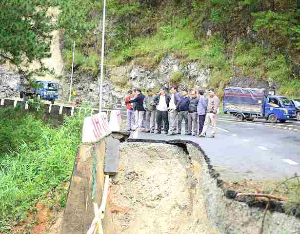 tại đoạn Km224+600 đến Km224+700 đường đ&egrave;o Prenn khoảng 100m sạt lở k&egrave; chắn taluy &acirc;m bị sạt lở nghi&ecirc;m trọng.