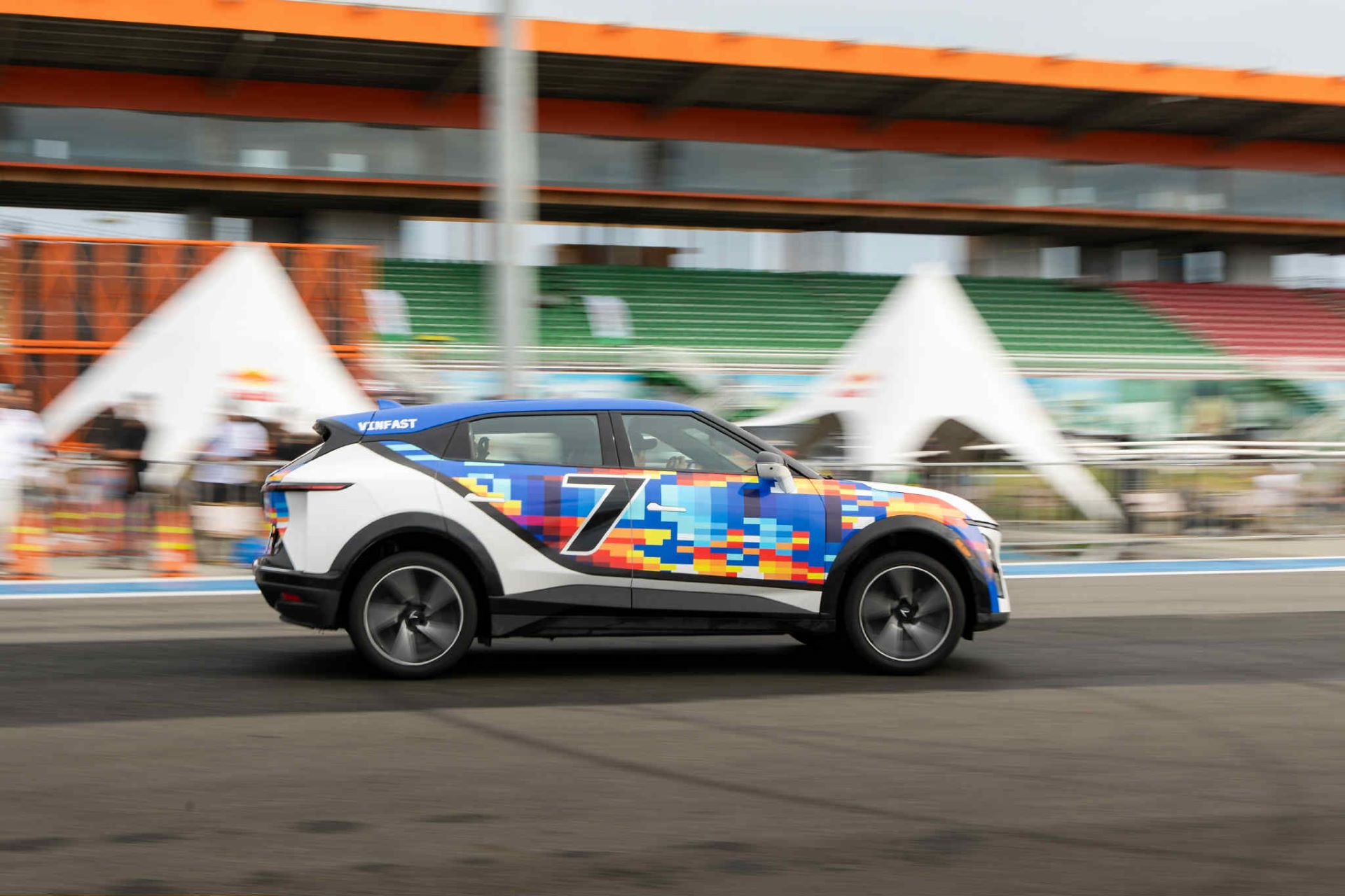 VinFast VF 7: Xe đẹp, lái đỉnh, giá lăn bánh về mức “khó tin” nhờ ưu đãi chồng ưu đãi