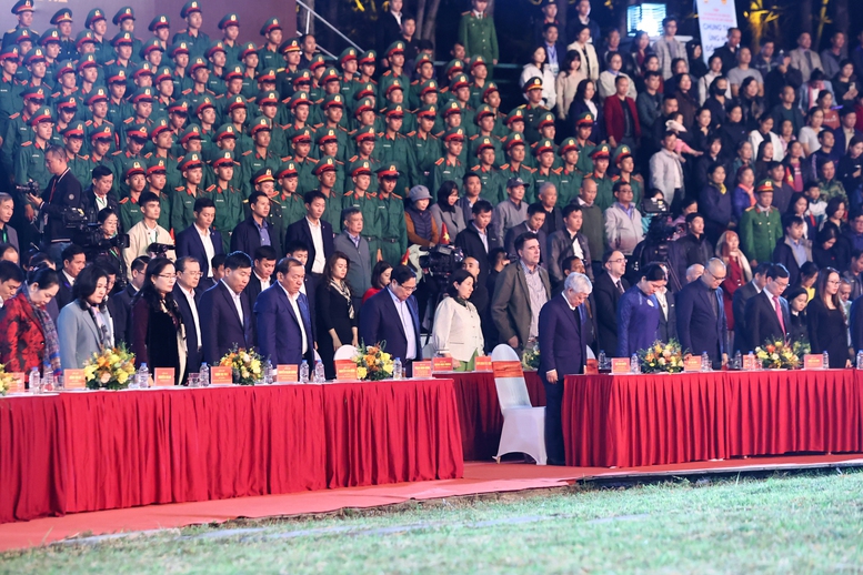 Thủ tướng Phạm Minh Chính và các đại biểu dành một phút mặc niệm các nạn nhân bị thiệt mạng trong mưa lũ tại miền Trung- Tây Nguyên - Ảnh: VGP/Nhật Bắc Thủ tướng Phạm Minh Chính và các đại biểu dành một phút mặc niệm các nạn nhân bị thiệt mạng trong mưa lũ tại miền Trung- Tây Nguyên - Ảnh: VGP/Nhật Bắc