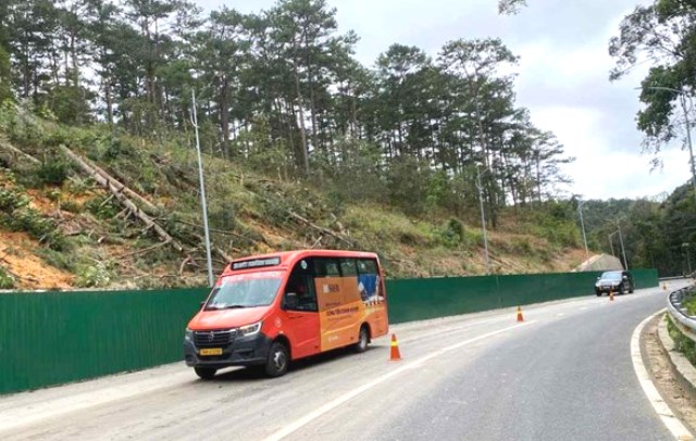 Phương tiện lưu th&ocirc;ng qua đ&egrave;o Prenn, cửa ng&otilde; v&agrave;o Đ&agrave; Lạt sau khi đ&egrave;o được th&ocirc;ng xe l&uacute;c 13h ng&agrave;y 25/11.