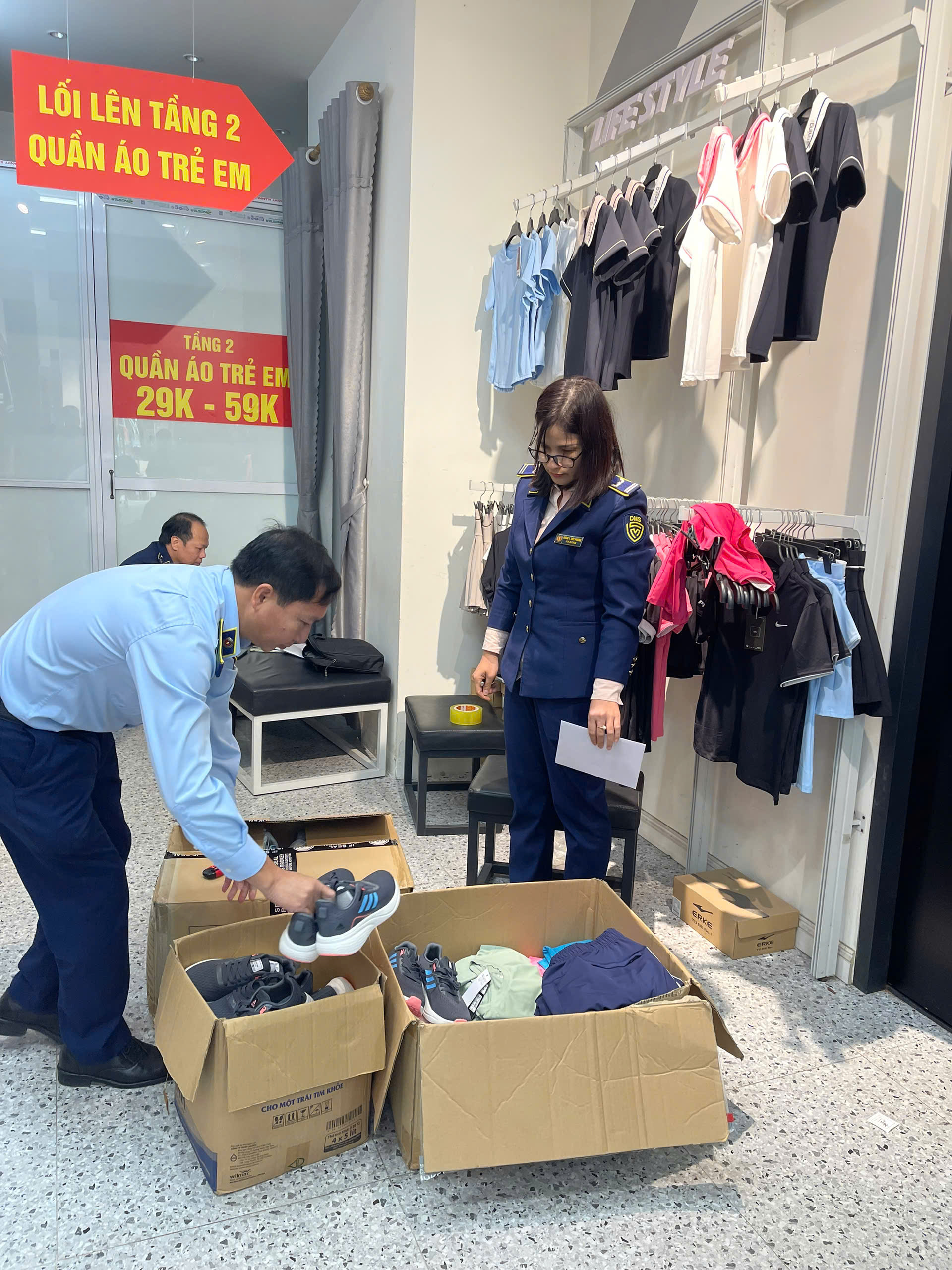 Lực lượng QLTT tỉnh Phú Thọ kiểm tra hàng hóa tại cơ sở kinh doanh