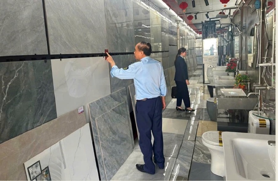 Lực lượng QLTT tỉnh Bắc Ninh kiểm tra hàng hóa tại cơ sở kinh doanh