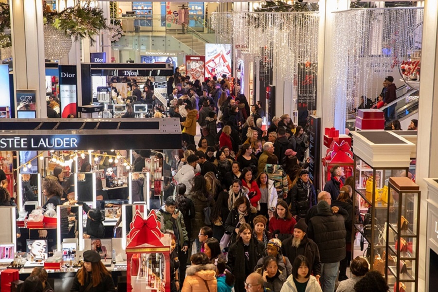 Người dân đổ xô đi mua sắm tại New York vào ngày Black Friday. Ảnh: NY Times