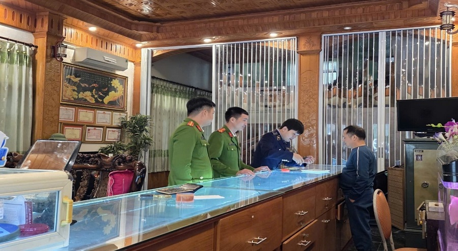 Lực lượng QLTT tỉnh Thanh Hóa phối hợp với lực lượng chức năng trên địa bàn, kiểm tra hàng hóa tại cơ sở kinh doanh