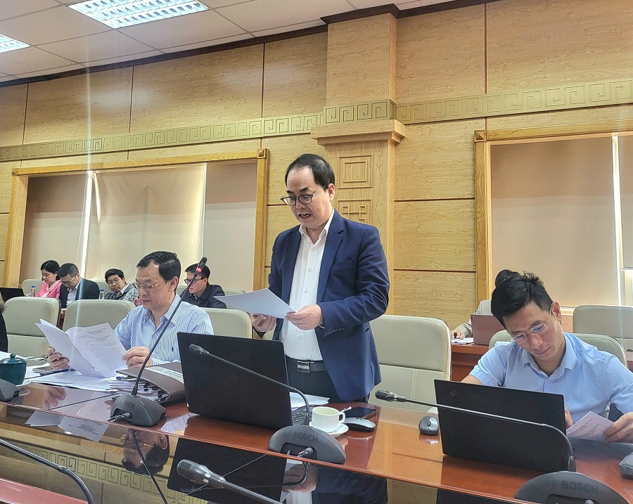 Ông Tạ Mạnh Hùng, Đại diện Ban Chỉ đạo 389 Bộ Y tế báo cáo tại buổi làm việc. Ảnh: TH