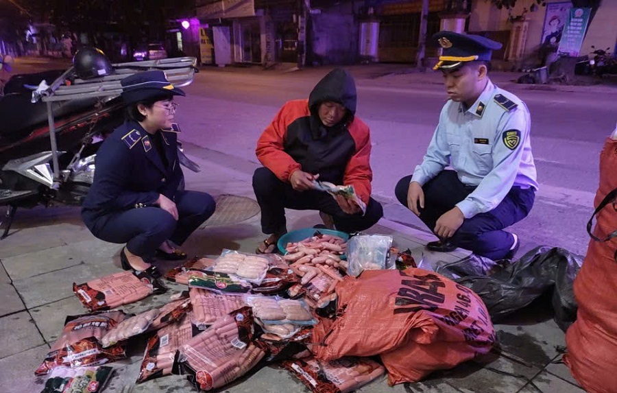 Lực lượng QLTT tỉnh Tuyên Quang giám sát việc tiêu hủy hàng hóa vi phạm