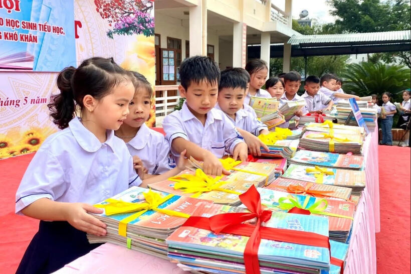 Bộ GD&ĐT: Sẽ cấp phát miễn phí sách giáo khoa cho học sinh vùng lũ