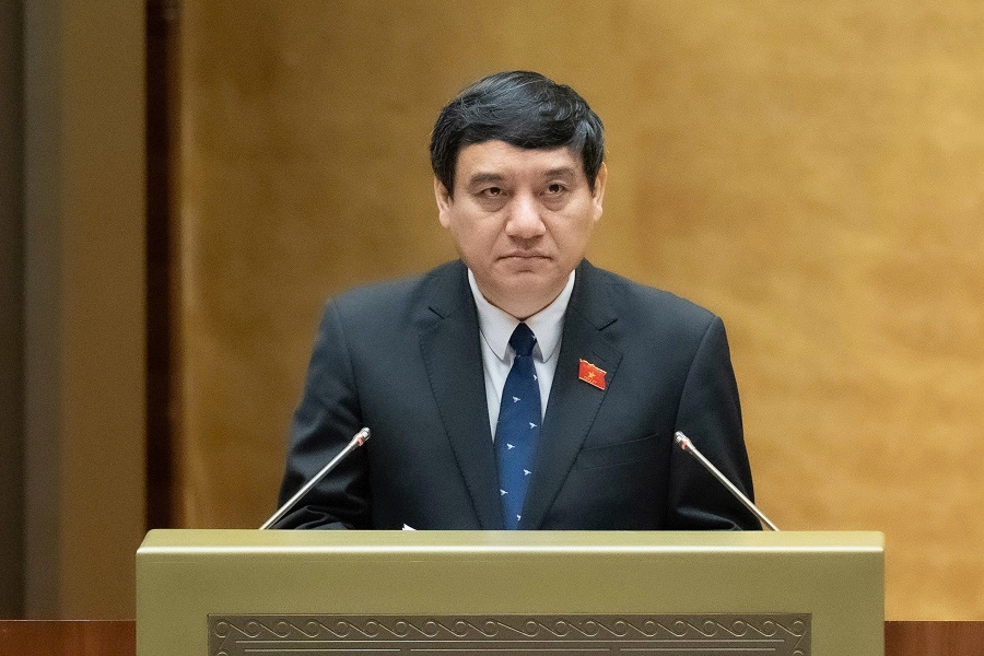 Chủ nhiệm Ủy ban Văn hóa và Xã hội Nguyễn Đắc Vinh trình bày báo cáo thẩm tra