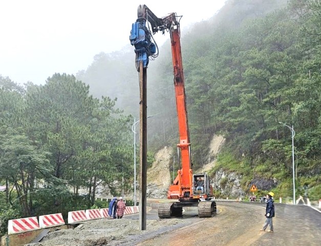 Thời gian qua, đơn vị thi c&ocirc;ng dồn lực tập trung thi c&ocirc;ng khắc phục điểm sạt lở tr&ecirc;n đ&egrave;o Prenn.