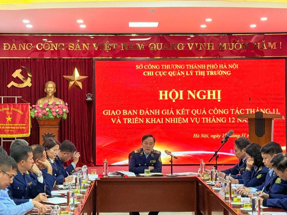 Hội nghị giao ban đánh giá kết quả công tác tháng 11 của Chị cục QLTT thành phố Hà Nội. Ảnh: hanoi.dms.gov.vn