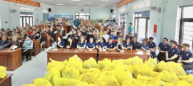 Quang cảnh chương trình thăm và trao quà hỗ trợ người dân vùng lũ xã Tuy Phước Đông. Ảnh: Vy Quân Quang cảnh chương trình thăm và trao quà hỗ trợ người dân vùng lũ xã Tuy Phước Đông. Ảnh: Vy Quân