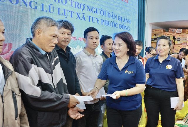 Bà Đồng Thị Ánh (thứ 2 từ phải qua) trao quà hỗ trợ cho người dân xã Tuy Phước Đông. Ảnh: Quân Vy Bà Đồng Thị Ánh (thứ 2 từ phải qua) trao quà hỗ trợ cho người dân xã Tuy Phước Đông. Ảnh: Quân Vy