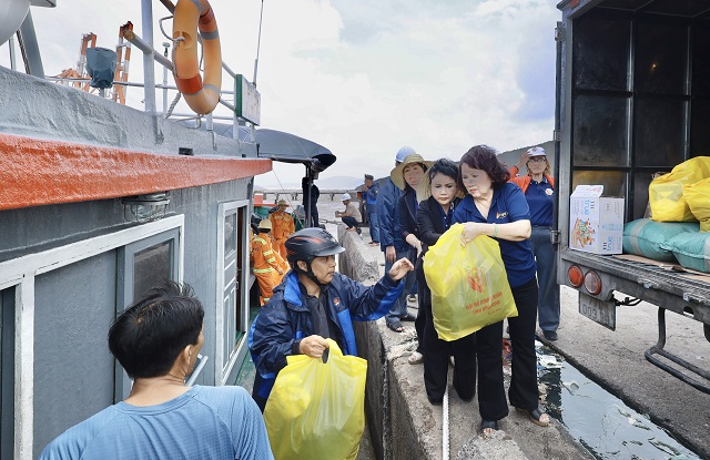 Lãnh đạo Hội Nữ doanh nhân tỉnh Gia Lai trực tiếp trao quà hỗ trợ cho ngư dân Làng chài Hải Minh ngoài. Ảnh: Quân Vy Lãnh đạo Hội Nữ doanh nhân tỉnh Gia Lai trực tiếp trao quà hỗ trợ cho ngư dân Làng chài Hải Minh ngoài. Ảnh: Quân Vy