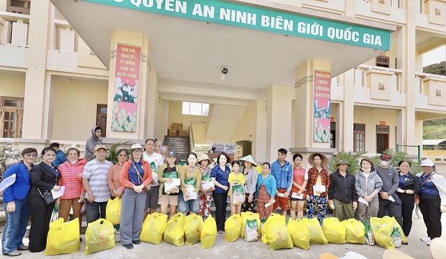 Quang cảnh chương trình thăm và trao quà hỗ trợ người dân vùng lũ Hải Minh. Ảnh: Vy Quân Quang cảnh chương trình thăm và trao quà hỗ trợ người dân vùng lũ Hải Minh. Ảnh: Vy Quân