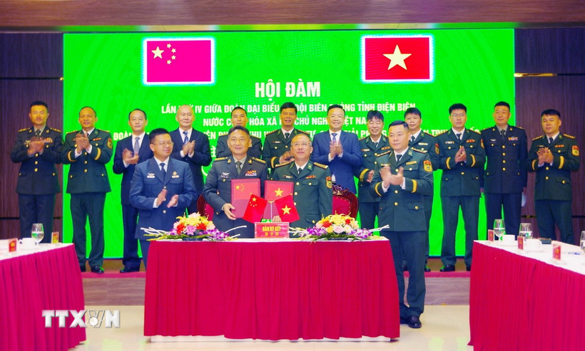 Hai bên ký kết và trao đổi biên bản ghi nhớ nội dung hợp tác. (Ảnh: TTXVN)