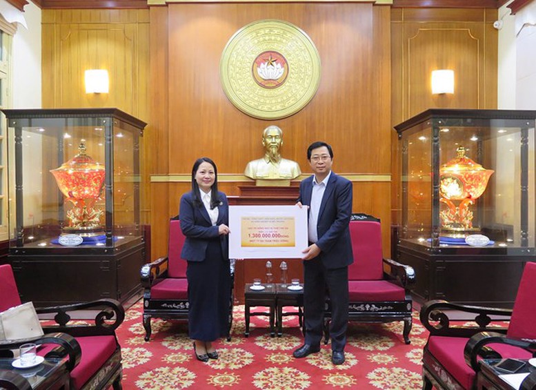 Đại diện Ủy ban Trung ương MTTQ Việt Nam tiếp nhận ủng hộ đồng bào khắc phục hậu quả mưa lũ từ Ban Tuyên giáo và Dân vận Trung ương- Ảnh: VGP/Toàn Thắng