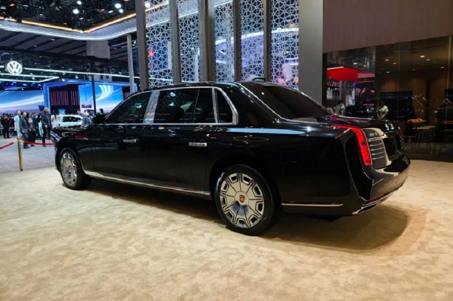 Cụm đèn hậu được chế tác theo phong cách “đèn lồng cung đình” Cụm đèn hậu được chế tác theo phong cách “đèn lồng cung đình”