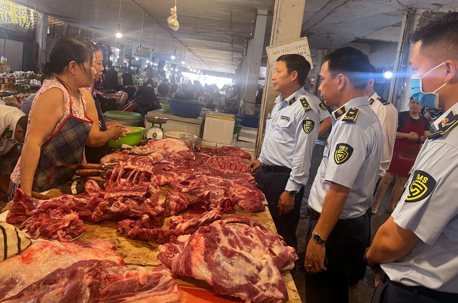 Lực lượng Quản lý thị trường Hà Nội kiểm tra tại chợ truyền thống trên địa bàn. Ảnh: Hoài Nam