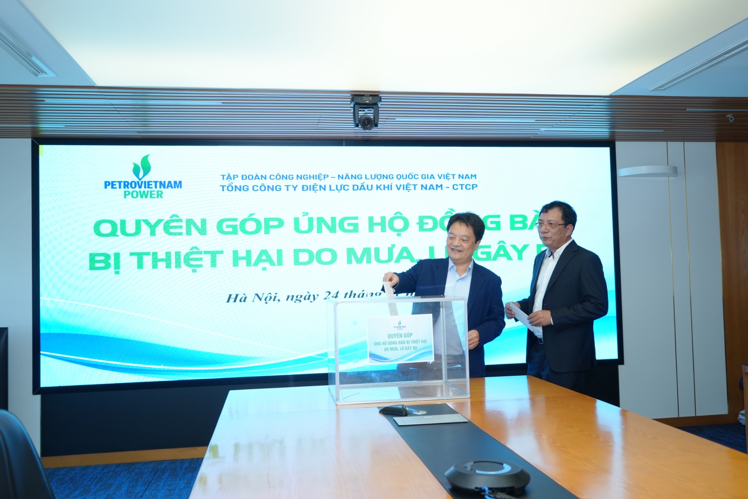 Đồng chí Hoàng Văn Quang, Bí thư Đảng ủy, Chủ tịch HĐQT PV Power và đồng chí Lê Như Linh, Tổng Giám đốc PV Power quyên góp ủng hộ đồng bào bị thiệt hại Đồng chí Hoàng Văn Quang, Bí thư Đảng ủy, Chủ tịch HĐQT PV Power và đồng chí Lê Như Linh, Tổng Giám đốc PV Power quyên góp ủng hộ đồng bào bị thiệt hại