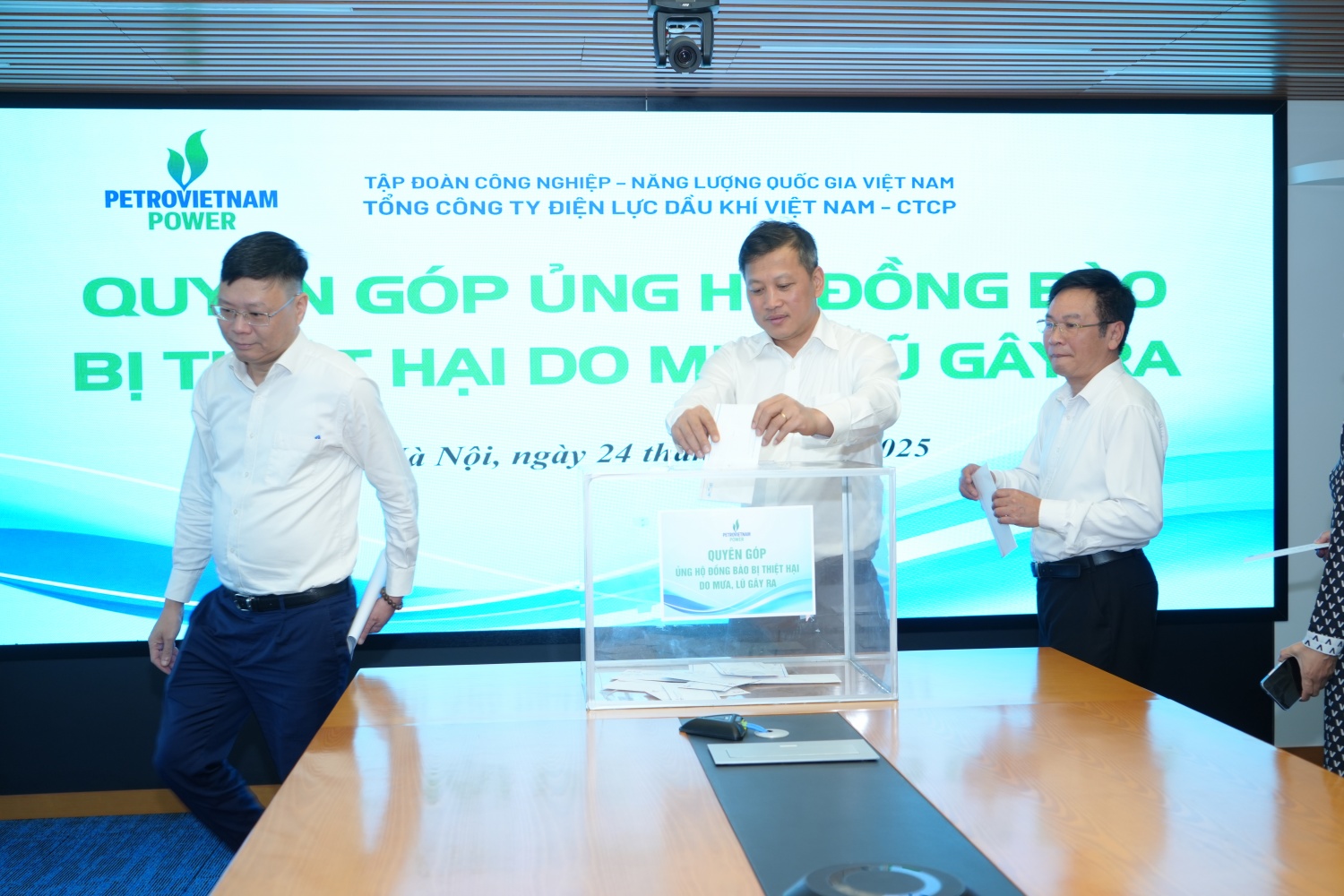 Ban lãnh đạo cùng cán bộ, nhân viên PV Power quyên góp ủng hộ Ban lãnh đạo cùng cán bộ, nhân viên PV Power quyên góp ủng hộ