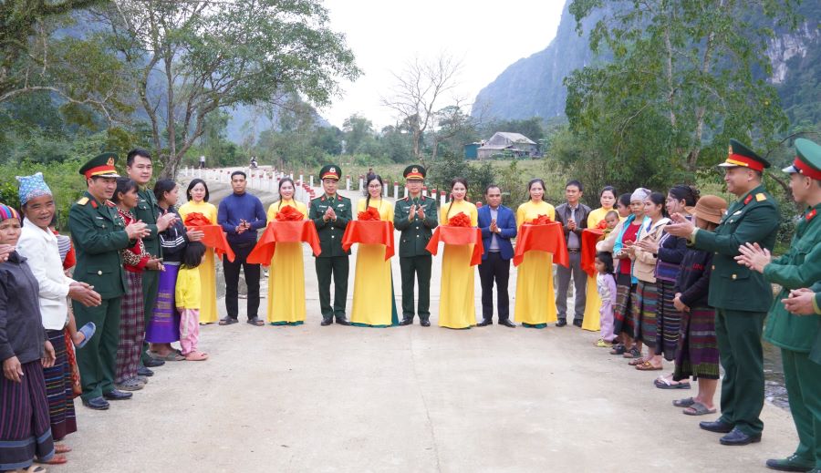 Đoàn Kinh tế - Quốc phòng 79 và chính quyền địa phương đã tổ chức cắt băng khánh thành công trình cầu tràn Kiên Hợp bản Khe Sung, với tổng mức đầu tư hơn 4 tỷ đồng.