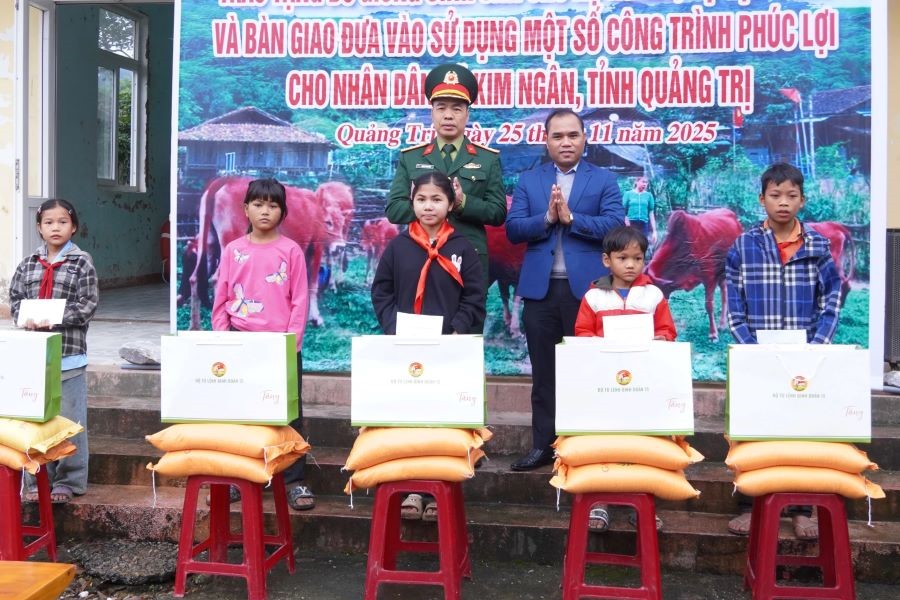 Đoàn Kinh tế - Quốc phòng 79 trao tặng kinh phí, hiện vật cho học sinh đang theo học tại Trường Phổ thông Dân tộc bán trú tiểu học và THCS trên địa bàn xã Kim Ngân.