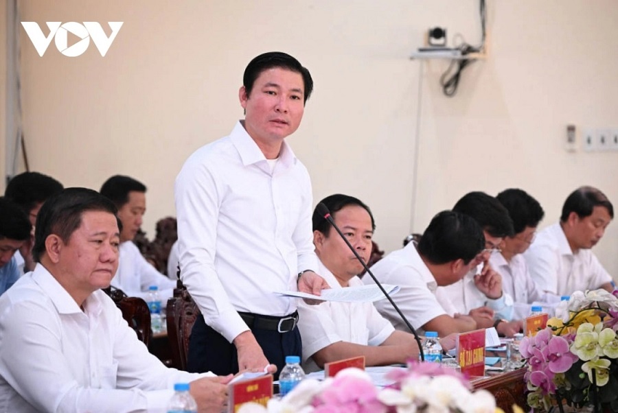 Giám đốc Sở Tài chính Trương Văn Liếp báo cáo tại buổi làm việc.