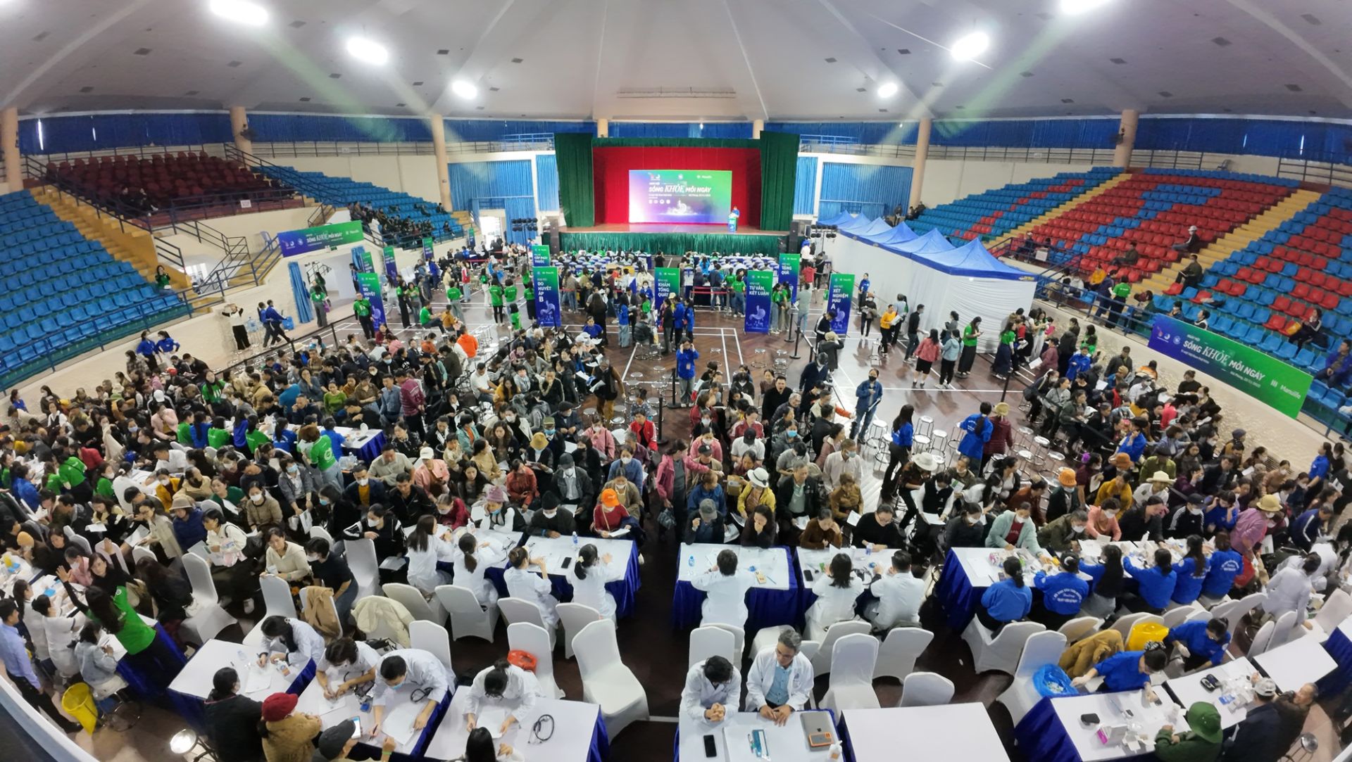 Hình 1 - Hơn 1.000 người dân TP. Hải Phòng được khám sức khỏe và sàng lọc bệnh tiêu hóa miễn phí. Ảnh Hiền Hiếu.