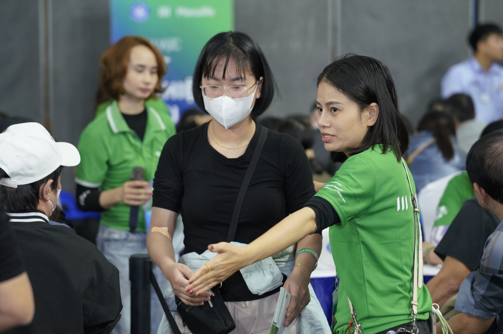 Hình 3 - Các 'Đại sứ sống khỏe' của Manulife hướng dẫn người dân tại sự kiện. Ảnh Hiền Hiếu..