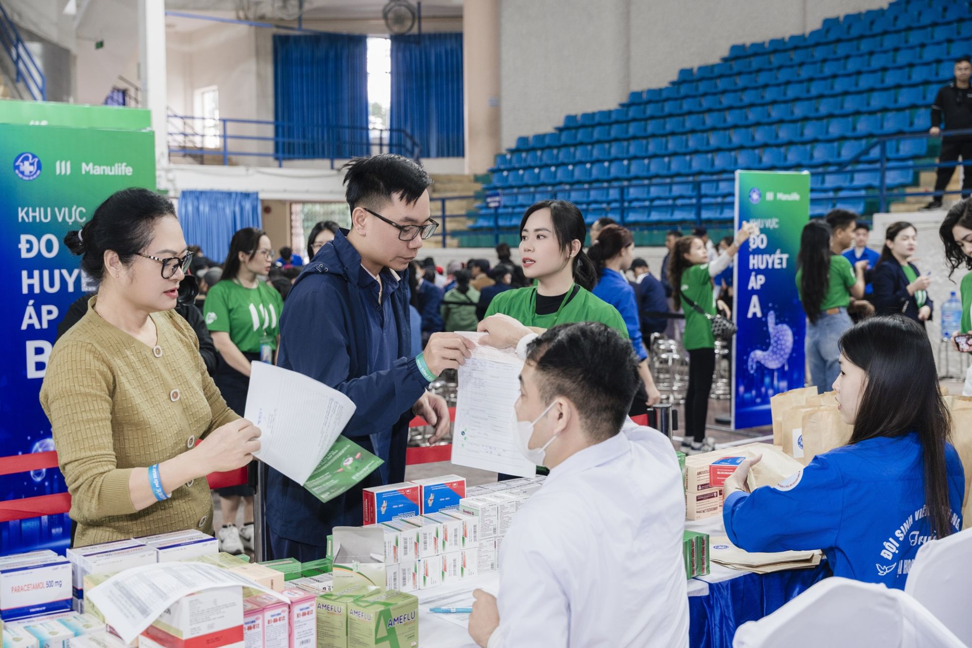 Hình 3 - Người dân được phát thuốc miễn phí theo đơn tại chương trình. Ảnh Hiền Hiếu.