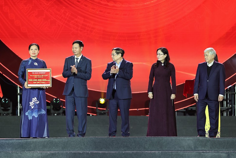 Các tập thể, doanh nghiệp trao tiền quyên góp ủng hộ đồng bào Miền Trung - Tây Nguyên bị thiệt hại do mưa lũ gây ra với tổng số tiền 540 tỷ đồng - Ảnh: VGP/Nhật Bắc Các tập thể, doanh nghiệp trao tiền quyên góp ủng hộ đồng bào Miền Trung - Tây Nguyên bị thiệt hại do mưa lũ gây ra với tổng số tiền 540 tỷ đồng - Ảnh: VGP/Nhật Bắc