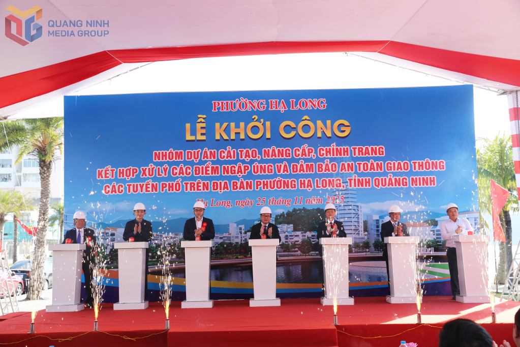 Các đại biểu nhấn nút khởi công nhóm dự án.