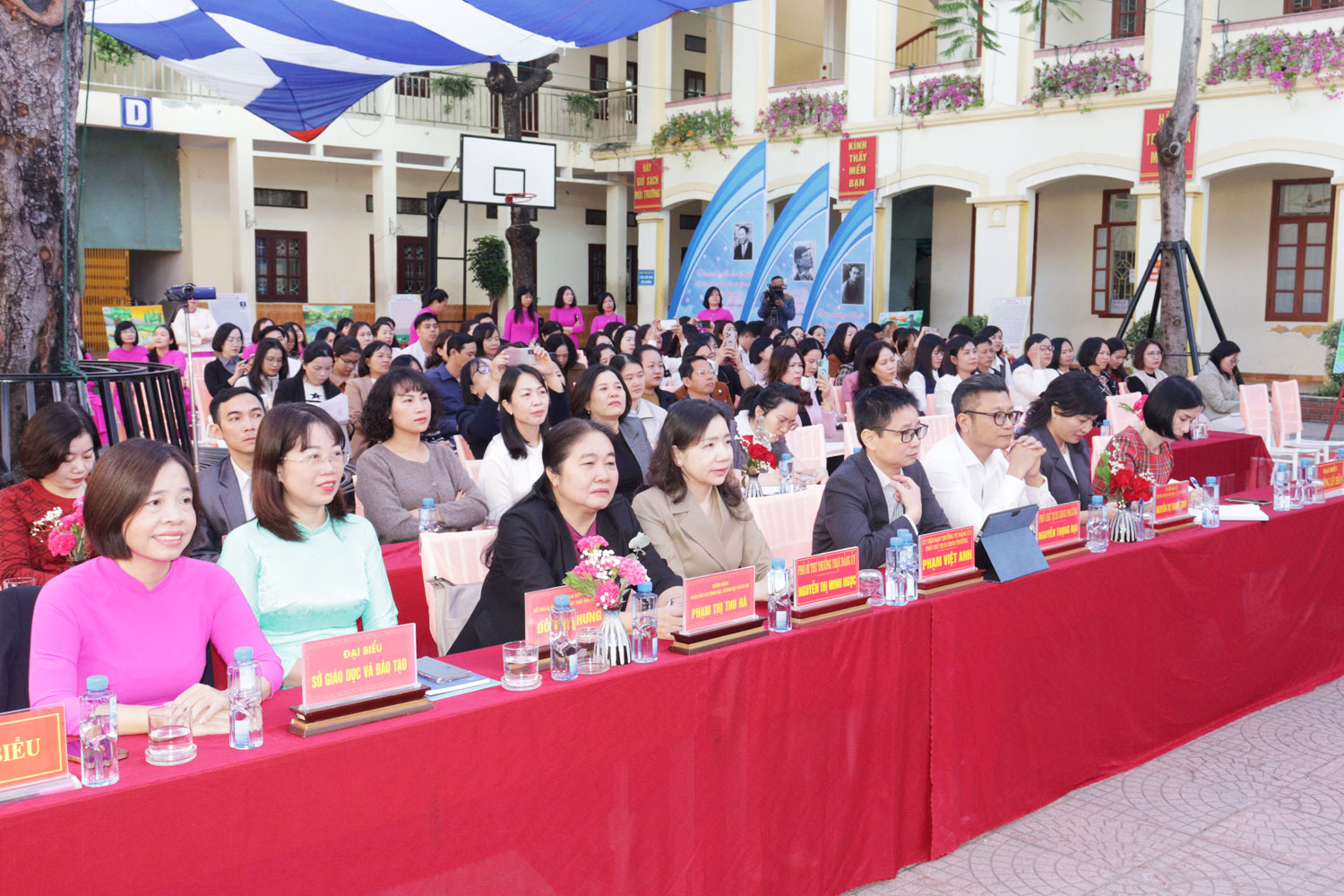 Các đại biểu tham dự chương trình. Các đại biểu tham dự chương trình.