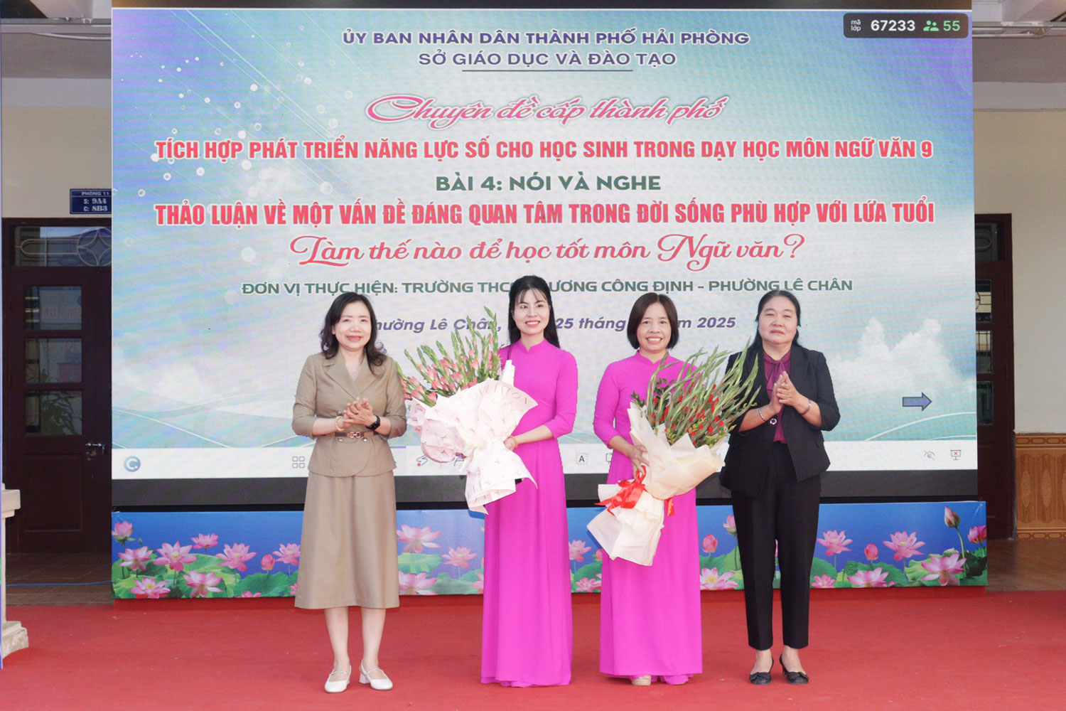 Đại diện Sở Giáo dục và Đào tạo, phường Lê Chân tặng hoa cho giáo viên thực hiện tiết dạy của Trường THCS Trương Công Định. Đại diện Sở Giáo dục và Đào tạo, phường Lê Chân tặng hoa cho giáo viên thực hiện tiết dạy của Trường THCS Trương Công Định.