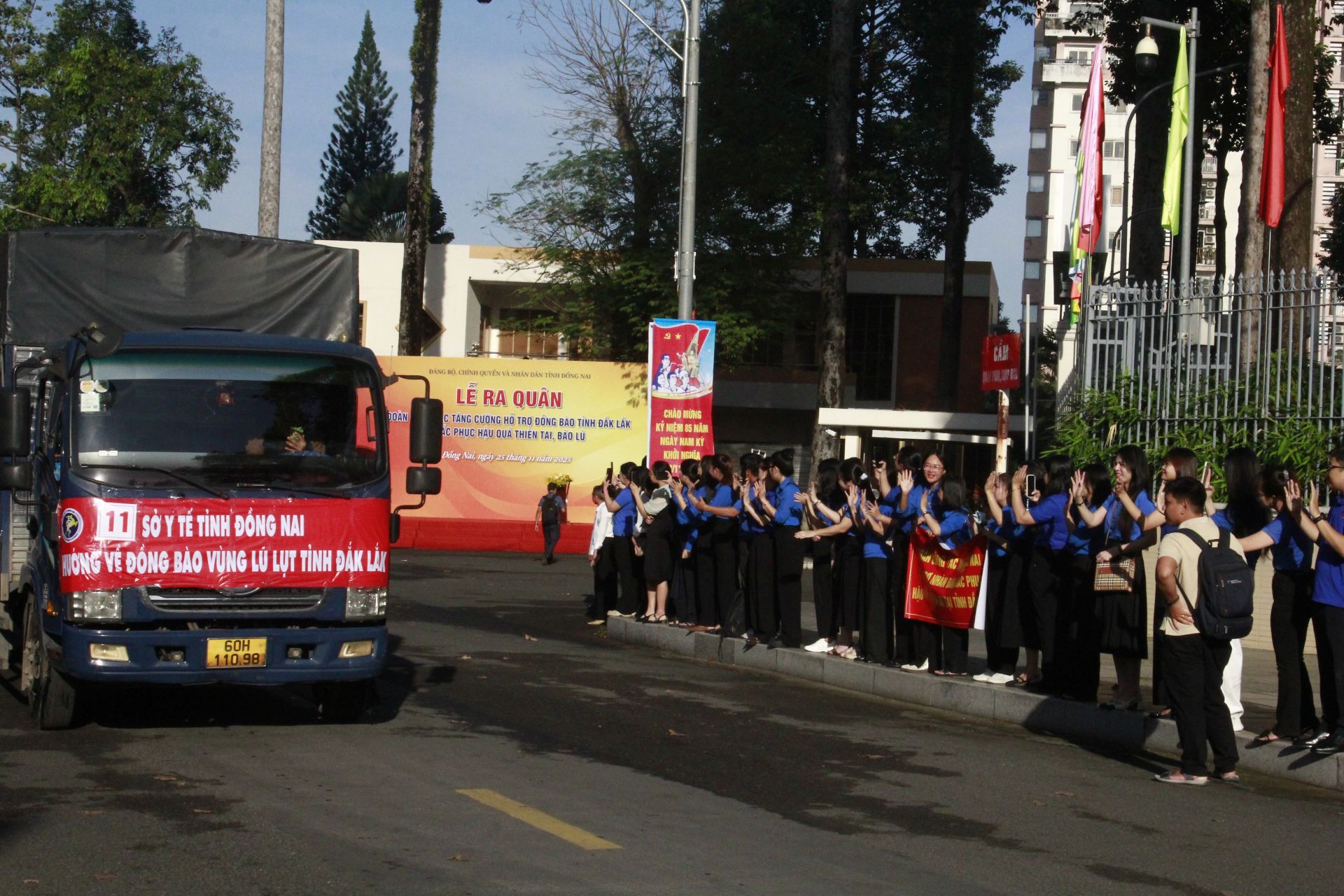 Phương tiện vận chuyển thuốc men, thực phẩm thiết yếu lên đường hỗ trợ người dân tỉnh Đắk Lắk.