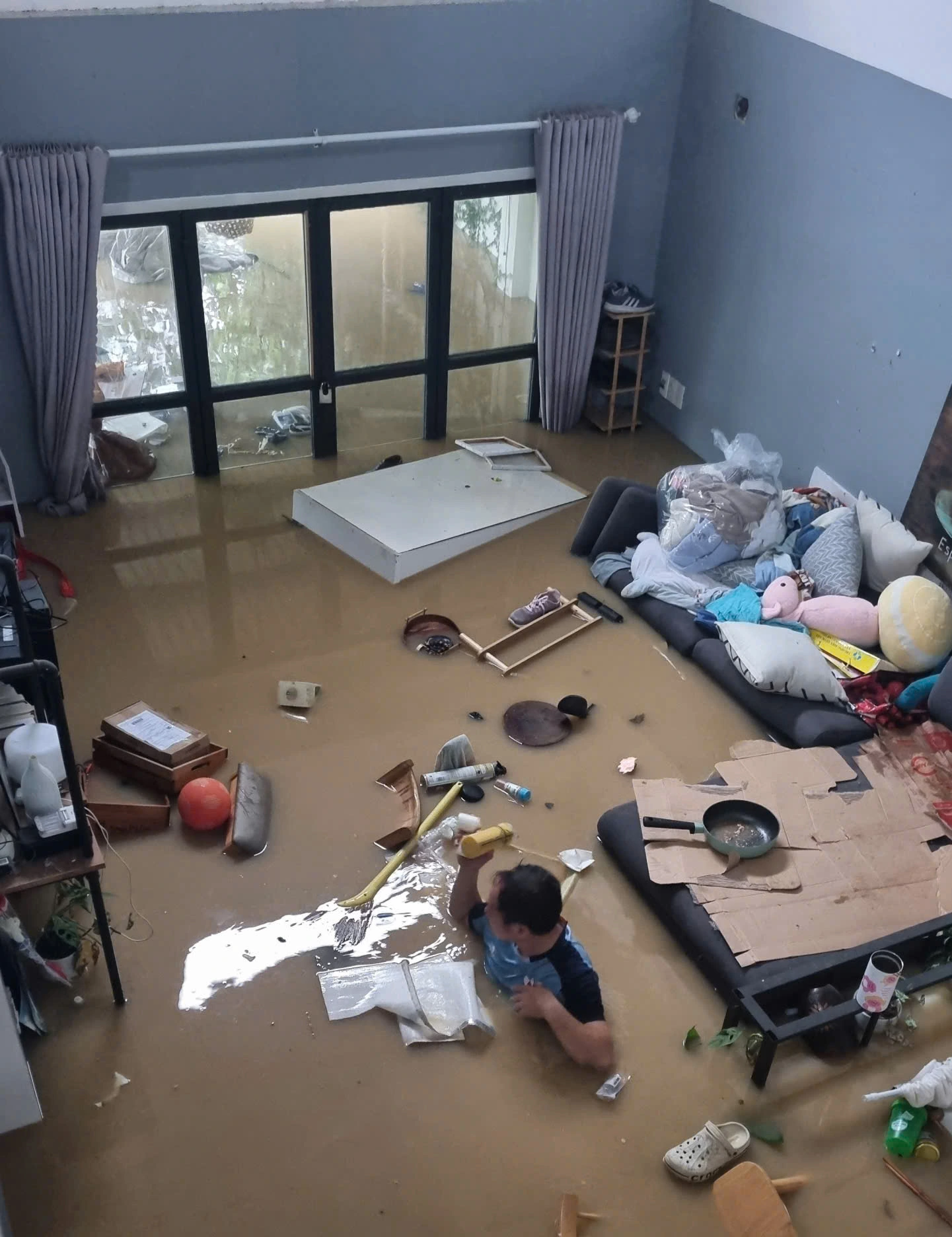 Nhiều khu vực ở Khánh Hòa ngập sâu trong mưa lũ.