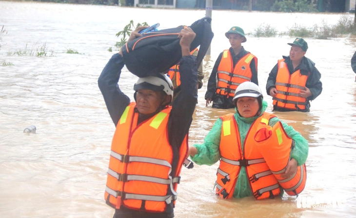 Người dân ở vùng rốn lũ xã Diên Điền (tỉnh Khánh Hòa) sơ tán trong chiều 22/11. (Ảnh: NGUYỄN HOÀNG)