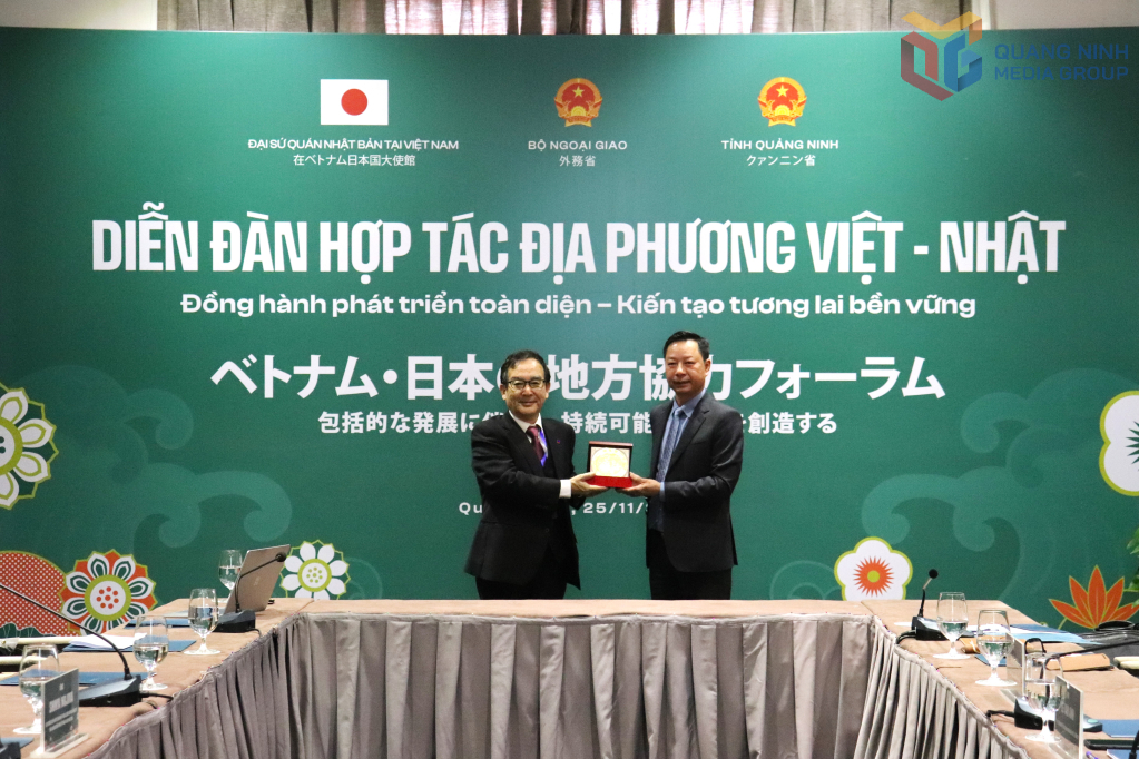 Ph&oacute; Chủ tịch UBND tỉnh Quảng Ninh L&ecirc; Văn &Aacute;nh tặng qu&agrave; &ocirc;ng Shinya Nojima, Viện trưởng Viện đổi mới c&ocirc;ng nghệ v&agrave; năng lượng mới Nhật Bản.