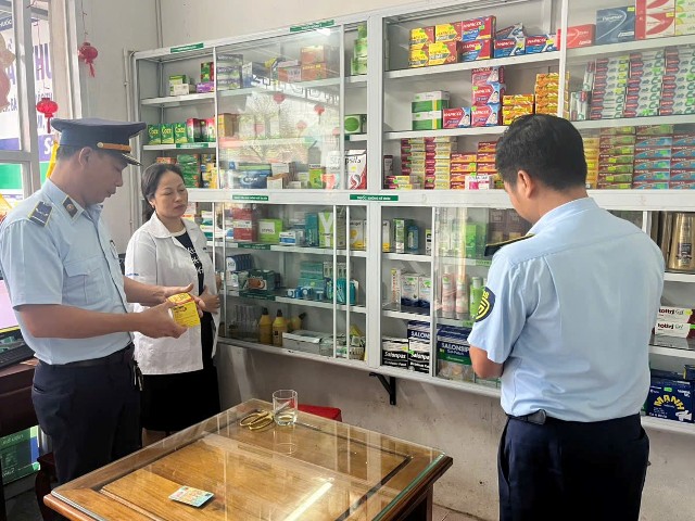 Đội QLTT số 8 xử lý nhiều vi phạm tại các cơ sở kinh doanh dược.