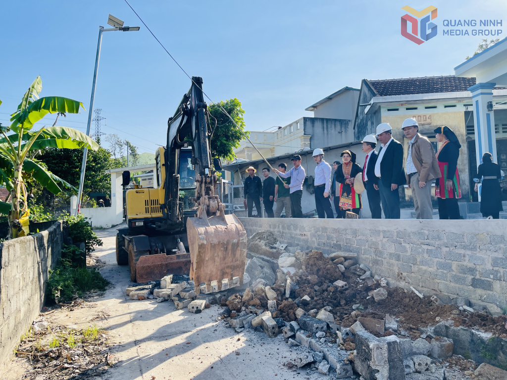 Ngay sau khi khởi công, các hộ dân đã tình nguyện hiến đất và công trình kiến trúc để triển khai dự án Cải tạo, nâng cấp tuyến đường ngõ 2, thôn Dân Chủ 2.