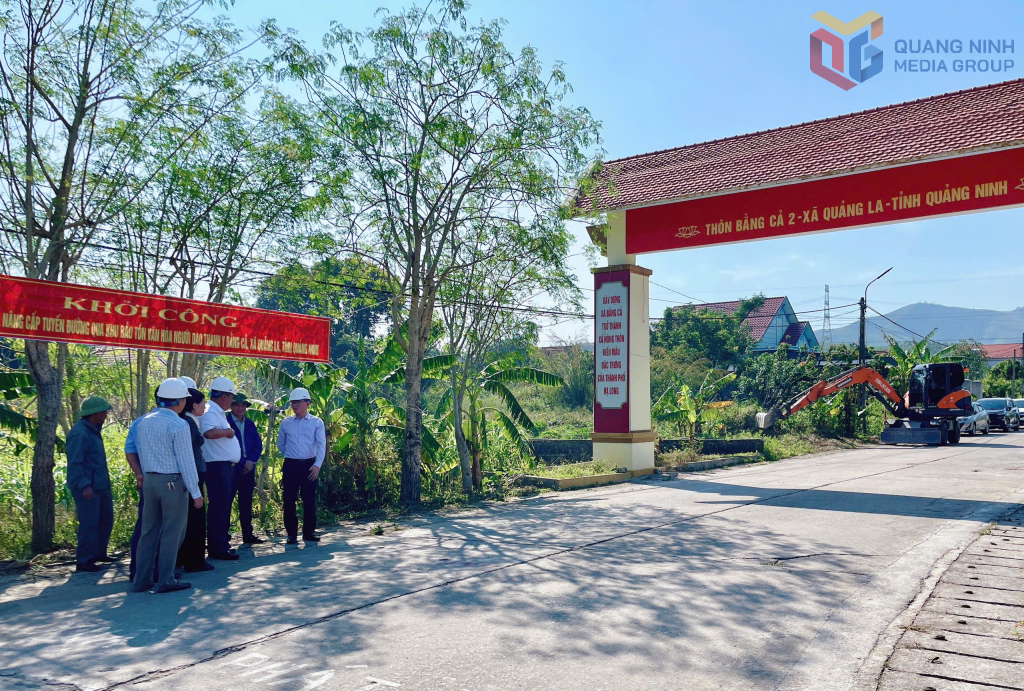 Lãnh đạo xã Quảng La yêu cầu nhà thầu thi công phối hợp chặt chẽ với người dân thôn Bằng Cả 2 đẩy nhanh việc cải tạo, nâng cấp tuyến đường qua Khu bảo tồn văn hóa người Dao Thanh Y.