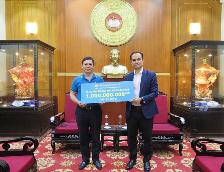 Tiếp nhận ủng hộ đồng bào vùng lũ khắc phục hậu quả thiên tai từ Tổng Công ty Hàng không Việt Nam- Ảnh: VGP/Toàn Thắng