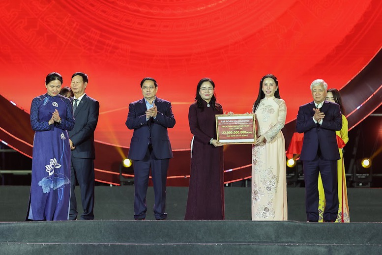 Các tập thể, doanh nghiệp trao tiền quyên góp ủng hộ đồng bào Miền Trung - Tây Nguyên bị thiệt hại do mưa lũ gây ra với tổng số tiền 540 tỷ đồng - Ảnh: VGP/Nhật Bắc Các tập thể, doanh nghiệp trao tiền quyên góp ủng hộ đồng bào Miền Trung - Tây Nguyên bị thiệt hại do mưa lũ gây ra với tổng số tiền 540 tỷ đồng - Ảnh: VGP/Nhật Bắc