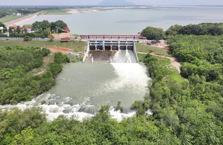 Hồ Dầu Tiếng xả nước qua tràn để chủ động ứng phó tình hình mưa lũ