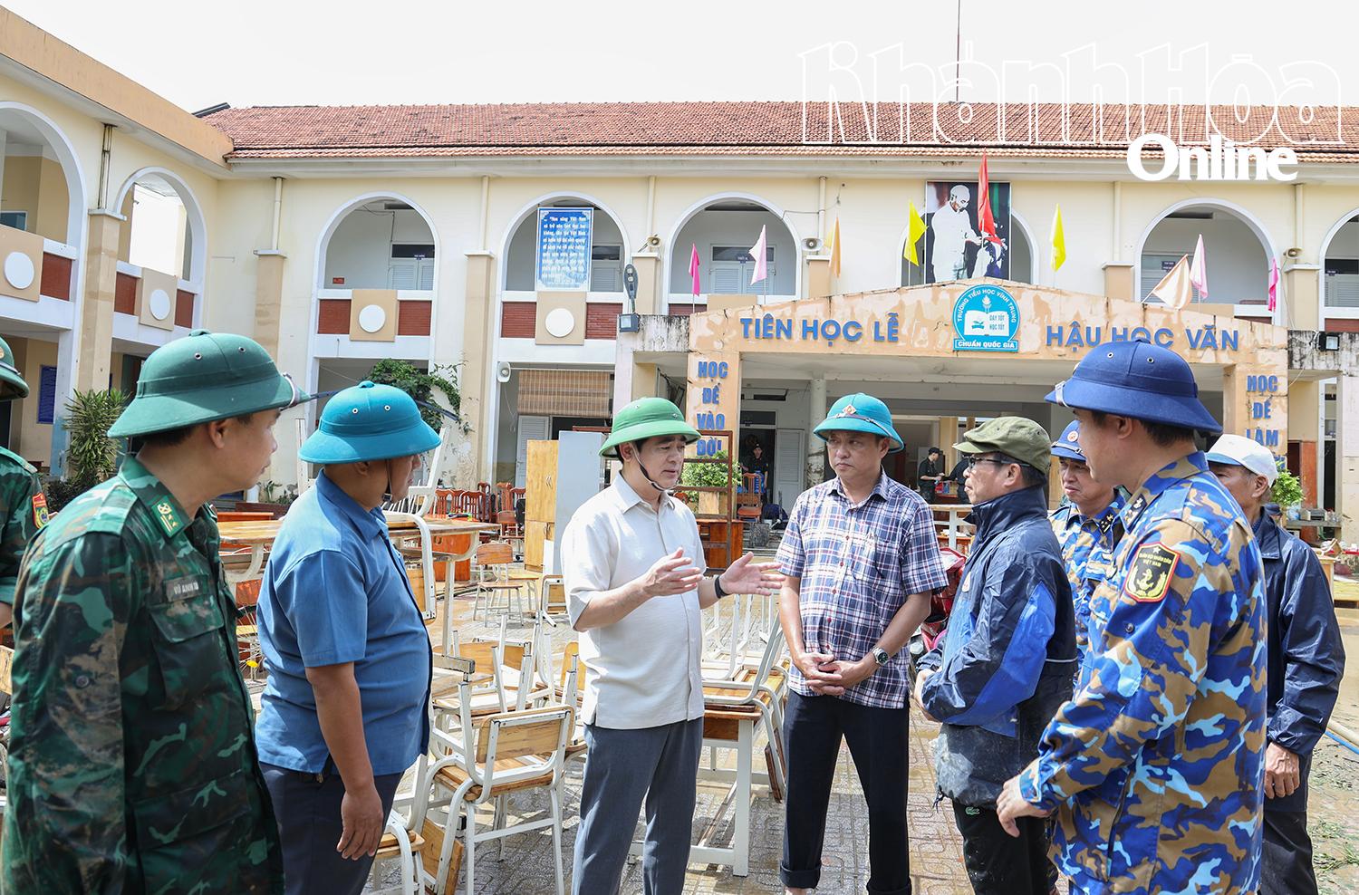Bí thư Tỉnh ủy Nghiêm Xuân Thành kiểm tra công tác khắc phục hậu quả mưa lũ tại Trường Tiểu học Vĩnh Trung, phường Tây Nha Trang. (Ảnh: Báo Khánh Hòa)